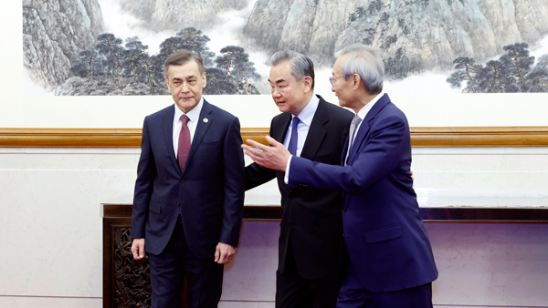 Canciller chino se reúne con secretario general de ASEAN【秘鲁新世界日報】