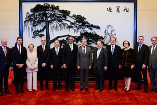 王毅会见美中贸易全国委员会董事会代表团【秘鲁新世界日報】