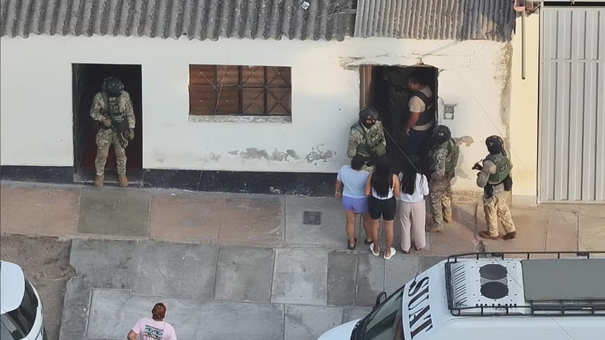 秘鲁国家警察将勒索运输从业者、商家及建筑工地犯罪集团“南方怪物”家族团伙抓获【秘鲁新世界日报】